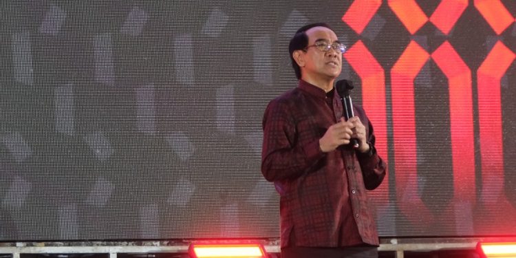 Rektor Unhas, Prof Jamaluddin Jompa saat memberi sepatah kata pada HBH IKATEK Unhas 2025 di GOR Unhas, Sabtu (05/04). Foto : IDENTITAS/Adrian