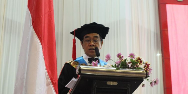 Rektor Unhas, Prof Dr Ir Jamaluddin Jompa MSc memberikan sambutan pada Wisuda Unhas Periode April 2025 di Baruga AP Pettarani, Kamis (10/04). Foto: Wahyu Alim Syah