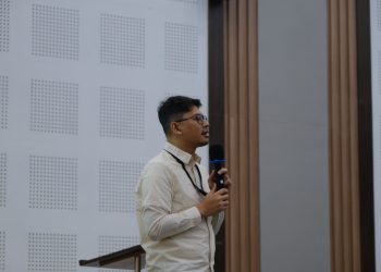 Muhammad Irfan Abdullah saat membawakan materi “Problem Solving and Critical Thingking" di Arsjad Rasjid Lecture Theater Unhas, Selasa (17/04). Foto: IDENTITAS/ Wahyu Alim Syah.