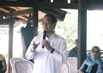 Rektor Unhas, Prof Jamaluddin Jompa saat menjelaskan keadaan Tambak Pendidikan Unhas, Bojo, Kabupaten Barru, Selasa (29/04). Foto: IDENTITAS/Muh Fadhel Perdana