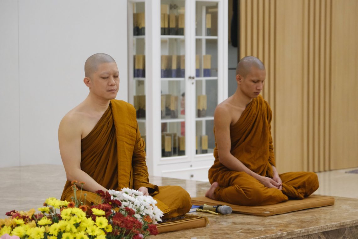 Sesi meditasi dipimpin oleh Bhikku Sangha
