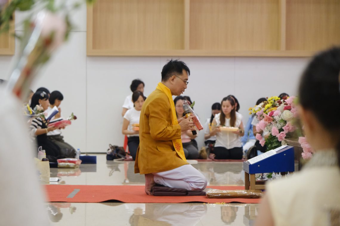 Puja bakti dipimpin oleh Romo Bumi Horas