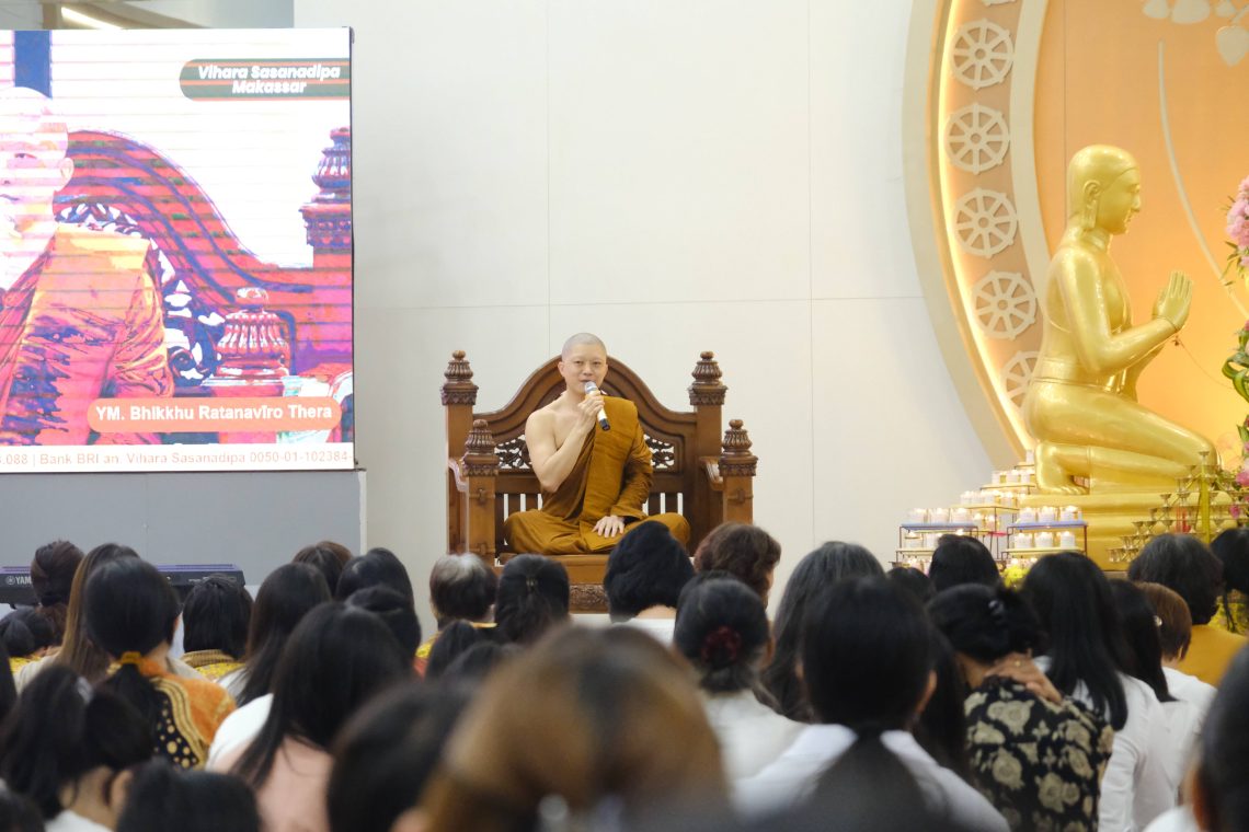 Y.M. Bhikku Ratanaviro Thera memberikan wejangan Dhamma