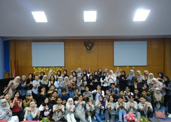 Foto bersama magang baru identitas Unhas bersama dengan para Kru di Gedung Ipteks, Selasa (13/05). IDENTITAS/Marcha Nurul Fadila Jalil