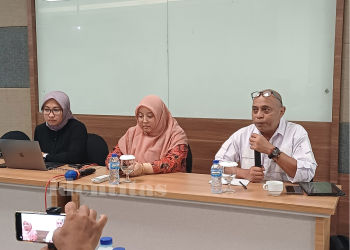 Kepala Humas Unhas, Ishaq Rahman (paling kanan) saat memberi penjelasan dalam konferensi pers di Unhas Hotel and Convention, Senin (05/05). Foto: IDENTITAS/ISBA