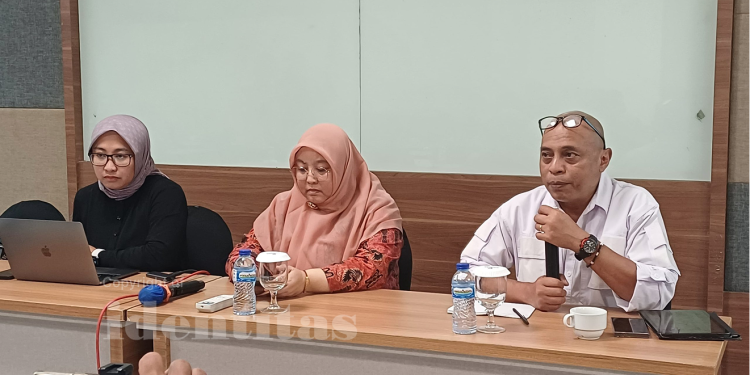 Kepala Humas Unhas, Ishaq Rahman (paling kanan) saat memberi penjelasan dalam konferensi pers di Unhas Hotel and Convention, Senin (05/05). Foto: IDENTITAS/ISBA