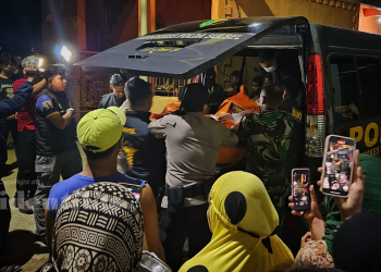 Evakuasi jenazah mahasiswi oleh Inafis Polrestabes Makassar bersama Dokpol Polda Sulsel, Kamis (01/05). Foto: IDENTITAS/Yan