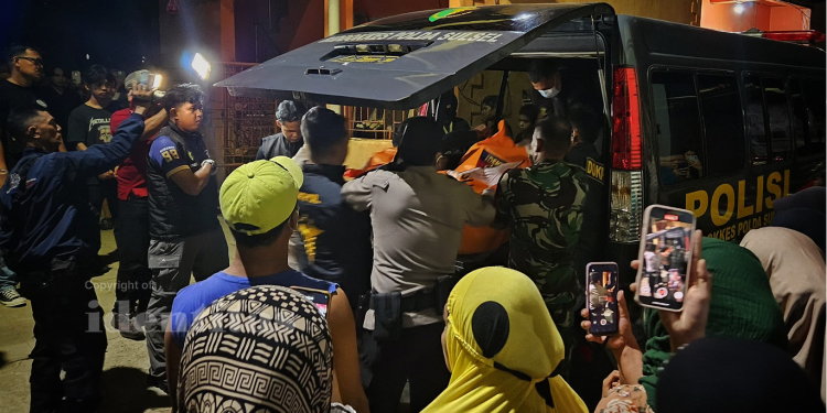 Evakuasi jenazah mahasiswi oleh Inafis Polrestabes Makassar bersama Dokpol Polda Sulsel, Kamis (01/05). Foto: IDENTITAS/Yan