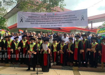 Para guru besar FK berkumpul menyatakan keprihatinan atas terhadap arah kebijakan pendidikan kedokteran dan layanan kesehatan di Indonesia di Pelataran FK Unhas. Selasa (20/05). Foto: IDENTITAS/MNFJ