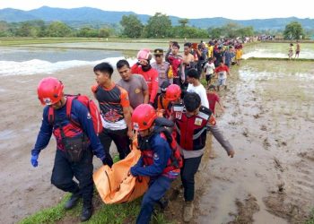 Proses evakuasi jenazah Andi Marshanda Tri Arianti (20) oleh tim SAR gabungan, pada Selasa (13/05). Foto : Istimewa