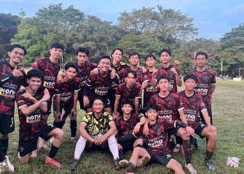 Foto bersama pemain Fakultas Teknik pada babak delapan besar yang melawan Fakultas Ilmu Sosial dan Ilmu Politik di Lapangan Unhas, Rabu (14/05). Foto: IDENTITAS/Deby Risma Ridwan