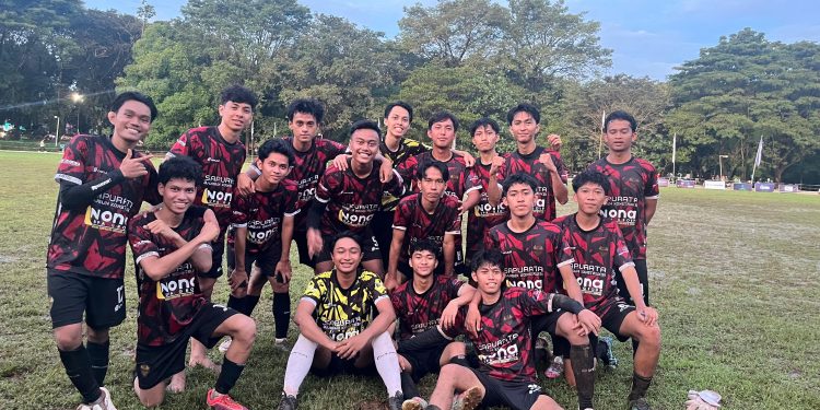 Foto bersama pemain Fakultas Teknik pada babak delapan besar yang melawan Fakultas Ilmu Sosial dan Ilmu Politik di Lapangan Unhas, Rabu (14/05). Foto: IDENTITAS/Deby Risma Ridwan