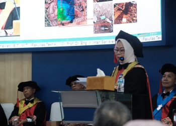 Penyampaian orasi ilmiah oleh Prof Dr Ir Ulva Ria Irvan ST MT IPM dalam acara pengukuhan Guru Besar Unhas, di Ruang Senat Akademik Lantai 2 Gedung Rektorat Unhas, Kamis (15/05) Foto: IDENTITAS/Naila Islamiah Syahrir