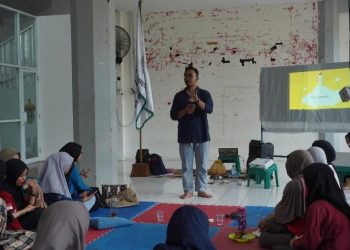 Penyampaian materi oleh Nur Fathir Supardi pada kegiatan Interdisciplinary Reviewer and Researcher Advancement (IR2A) 2025 di Gedung PKM 1, Sabtu (17/05). Foto : IDENTITAS/Aqilah Syamsuddin