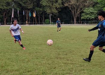 Duel ketat FMIPA vs FEB di Lapangan Utama Unhas, Tamalanrea. Minggu (18/05) Foto: IDENTITAS/ A.Nurfadilah Anggita Putri