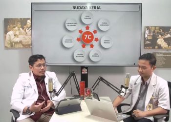 dr Yusran Ady Fitrah PhD dan dr Muh Yunus Amran PhD SpS (K) FINR FIPM FINA pada ObrOl Sehat RS Unhas, Senin (19/05). Foto: Tangkapan Layar