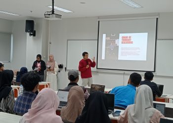 Ir Kasmir Syariati Skom MT sesaat memberikan materinya di Ruang Kelas Universitas Ciputra Makassar, Minggu (18/05) Foto: IDENTITAS/Naufal Ahnaf Khairi