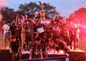 Selebrasi Tim Sepak Bola Fakultas Teknik setelah penerimaan piala bergilir peraih juara 1 Unhas Cup 2025, senin (19/05) Foto: Athiyah Dzakirah