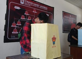 Mahasiswa Fakultas Teknik Unhas memberikan suaranya dalam Pemilu Raya OKFT Unhas 2025 di Student Centre, Senin (19/05). Foto: IDENTITAS/Aqifah Naylah Alifya Safar