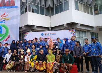 Foto bersama Ketua Panitia dan perwakilan Fakultas Farmasi pasca upacara Hari Kebangkitan Nasional dan Pembukaan Dies Natalis Unhas 2025, Selasa (20/5). Foto: IDENTITAS/Athiyah Dzakirah