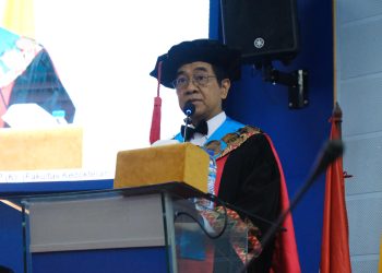 Rektor Unhas, Prof Jamaluddin Jompa berpidato dalam Pengukuhan Guru Besar Unhas di Ruang Senat Lantai 2 Gedung Rektorat Unhas, Selasa (20/05). Foto: IDENTITAS/Marcha Nurul Fadila Jalil.