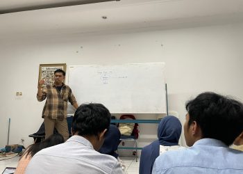 Pemberian materi oleh Khairil Anwar SS MA di Rumah Kecil identitas, Selasa (20/05). Foto : IDENTITAS/Fahry Muhammad