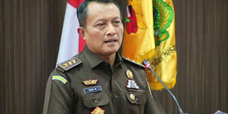 Potret Jaksa Agung Muda Bidang Pengawasan/Penasihat Persatuan Jaksa Indonesia, Dr Rudi Margono SH M HM dalam pemaparan materi kuliah umum di Baruga Prof Dr Baharuddin Lopa SH Fakultas Hukum Universitas Hasanuddin, Rabu (21/05). Foto : Dokumentasi Pribadi