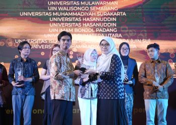 Penyerahan penghargaan ISMA 2025 yang diserahkan kepada PK identitas Unhas yang diwakili oleh Redaktur Pelaksana, Muhammad Nur Ilham, Jumat (23/05). Foto: Dokumentasi pribadi