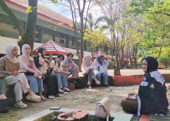 Sesi tanya jawab Literature Talk oleh Koordinator Sekwir Sema FEB-UH 2025, Nursyahrani Putri Sahur di Student Center, Senin (26/05). Foto: IDENTITAS/Andi Nadya Tenrisulung.