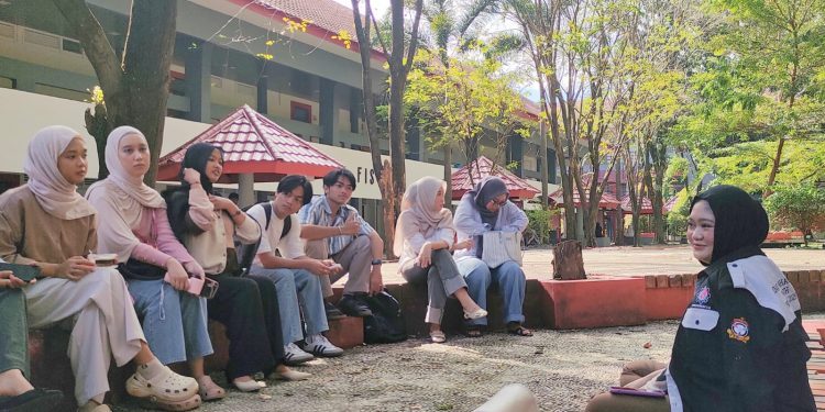 Sesi tanya jawab Literature Talk oleh Koordinator Sekwir Sema FEB-UH 2025, Nursyahrani Putri Sahur di Student Center, Senin (26/05). Foto: IDENTITAS/Andi Nadya Tenrisulung.