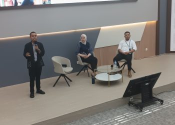 Al Adi menyampaikan materinya di Arsjad Rasjid Lecture Theatre Unhas, Senin (26/05). Foto: IDENTITAS/Jalal Rehman.