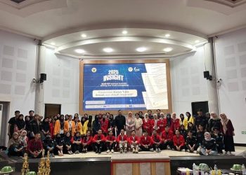 Foto bersama pada pembukaan INSIGHT 2025 di Auditorium Prof Andi Amiruddin Fakultas Kedokteran Unhas, Jumat (27/06). Foto: IDENTITAS/Dokumentasi Pribadi