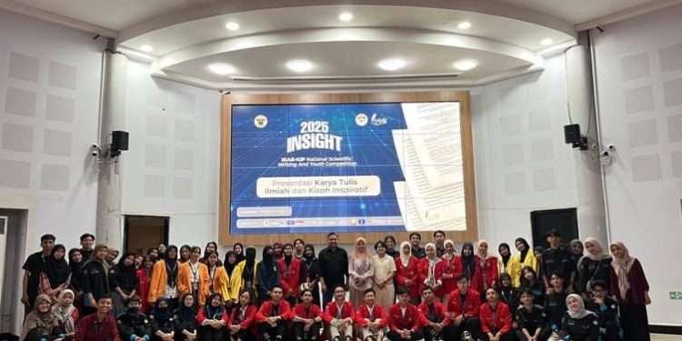 Foto bersama pada pembukaan INSIGHT 2025 di Auditorium Prof Andi Amiruddin Fakultas Kedokteran Unhas, Jumat (27/06). Foto: IDENTITAS/Dokumentasi Pribadi