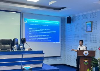 Potret Prof Zhang Shuo memaparkan materinya dalam kegiatan Training Course di Lantai 2 Ruang Sidang FIKP Unhas, Rabu (18/06). Foto: IDENTITAS/ Syahrial.