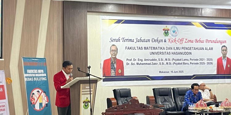 Dr Sci Muhammad Zakir Ssi Msi memberikan sambutan dan pidato dalam Serah Terima Jabatan dan Kick-off Zona Bebas Perundungan yang berlangsung di Lantai 1 Science Building FMIPA Unhas, Senin (16/06). Foto: IDENTITAS/Syahrial.