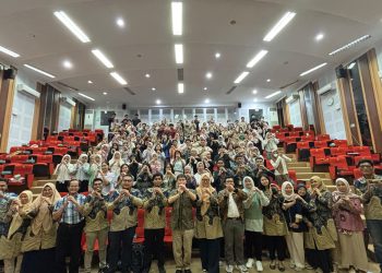 Foto bersama peserta dan narasumber pada internasional workshop yang diadakan oleh PSKH FK Unhas di Lantai 5 FK Unhas, Kamis (19/06). Foto: Dokumentasi Pribadi.