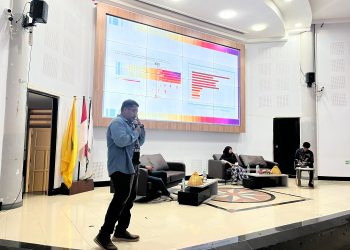 Penyampaian Materi oleh Slamet Riadi pada kegiatan Hasanuddin Conference di Aula Auditorium Prof A Amiruddin FK Unhas, Sabtu (14/06). Foto: IDENTITAS/Fahry Muhammad.