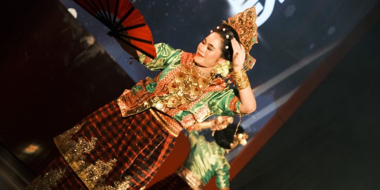 Penari berbalutkan Baju Bodo dan lipa’ sabbe dengan Jungge sebagai riasan kepala