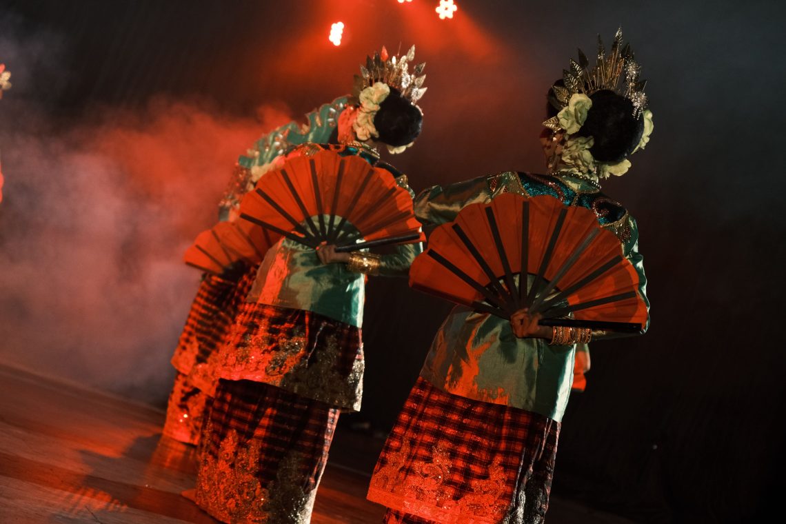 Persembahan Tari Empat Etnis dari UKM Seni Tari Unhas untuk memulai rangkaian acara LOSARI 2025