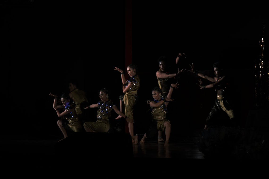 Penampilan Tari Assiallangan Tassisara yang terinspirasi dari perseteruan sengit antara ular dan buaya yang di dalamnya terdapat banyak pembelajaran penting tentang keharmonisan dan perdamaian