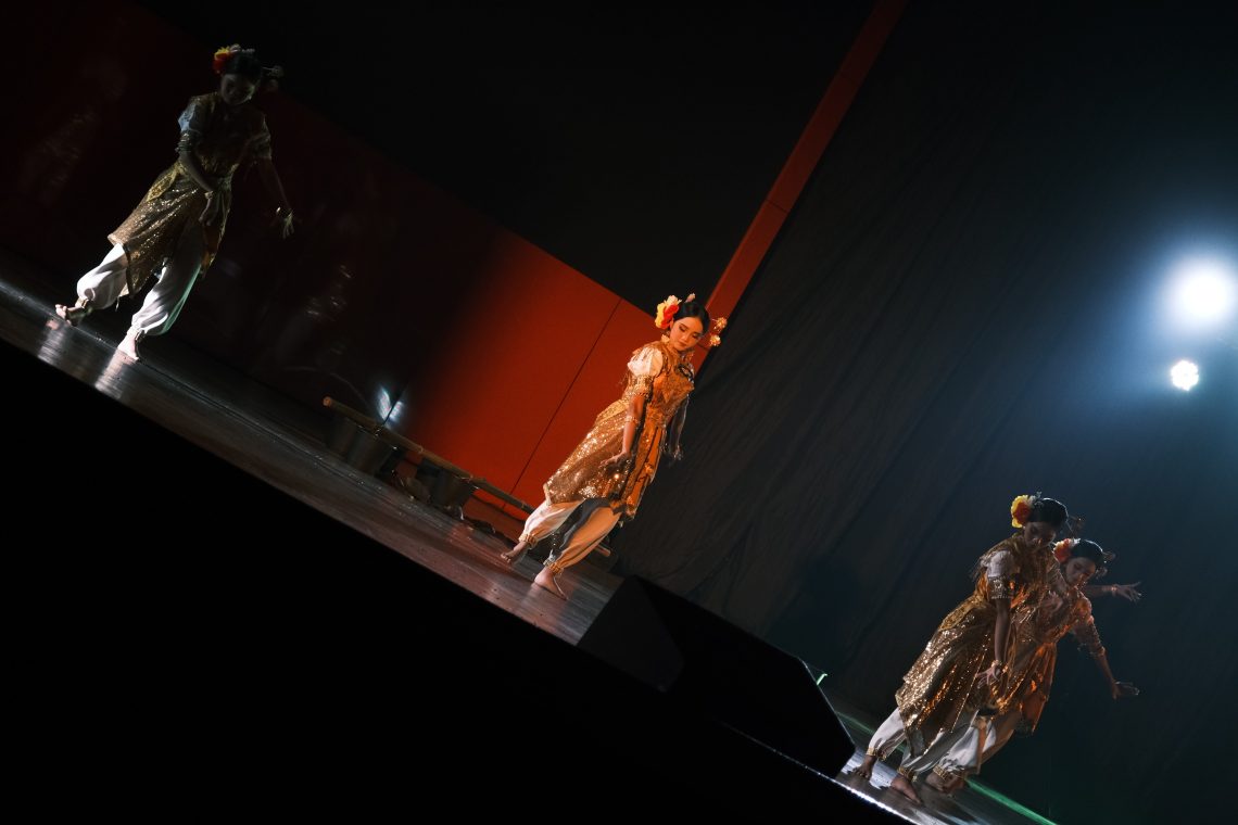 Kelompok penari perempuan dengan balutan kostum putih emas