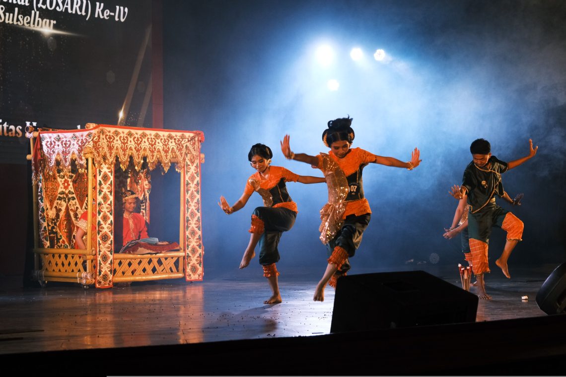 Tari Cinna Rupa Adaq oleh siswa SMAN 1 Polewali, mengangkat nilai tradisi lokal