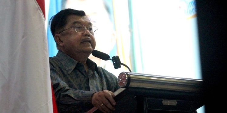 Jusuf Kalla saat menyampaikan orasi ilmiahnya dalam Wisuda Unhas Juni 2025, Selasa (03/06). Foto: IDENTITAS/Muhammad Nur Ilham