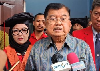 Jusuf Kalla saat menjawab berbagai pertanyaan dari wartawan pasca orasi ilmiahnya, Selasa (03/06). Foto: IDENTITAS/Muhammad Nur Ilham
