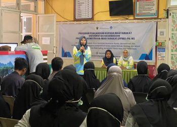 Ketua Pelaksana, Andi Besse Ahsaniyah SFt Physio MKes, memberikan sambutan pada kegiatan pengabdian masyarakat “PK-M Komunitas Prolanis” di Puskesmas Lisu, Kabupaten Barru, Senin (2/6). Foto: Dokumentasi Pribadi