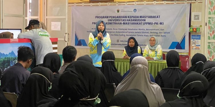 Ketua Pelaksana, Andi Besse Ahsaniyah SFt Physio MKes, memberikan sambutan pada kegiatan pengabdian masyarakat “PK-M Komunitas Prolanis” di Puskesmas Lisu, Kabupaten Barru, Senin (2/6). Foto: Dokumentasi Pribadi