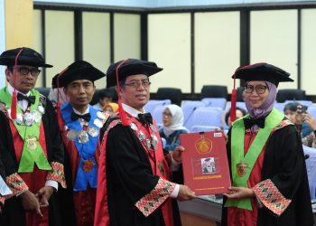 Guru Besar Fahutan Bahas Pengembangan Kualitas Kayu melalui Pendekatan Mikro dan Nanostruktur