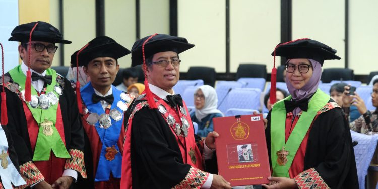 Guru Besar Fahutan Bahas Pengembangan Kualitas Kayu melalui Pendekatan Mikro dan Nanostruktur