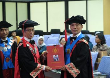 Dorong Penanganan Isu Kerusakan Lingkungan, Dosen FMIPA Dikukuhkan Sebagai Guru Besar