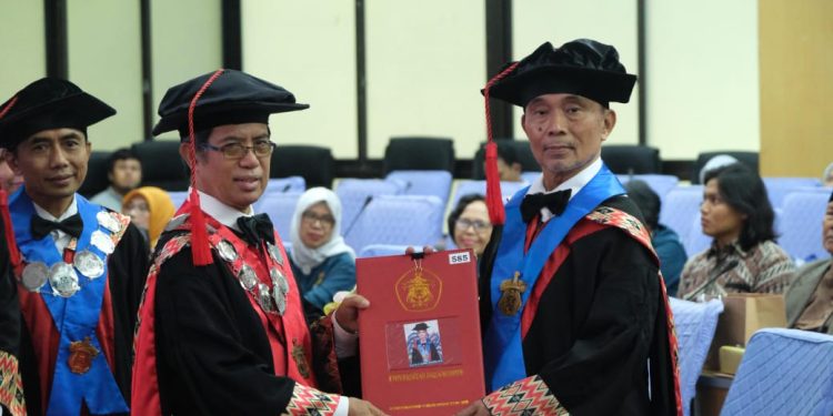 Dorong Penanganan Isu Kerusakan Lingkungan, Dosen FMIPA Dikukuhkan Sebagai Guru Besar